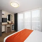 Robin Otel *