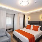 Robin Otel *