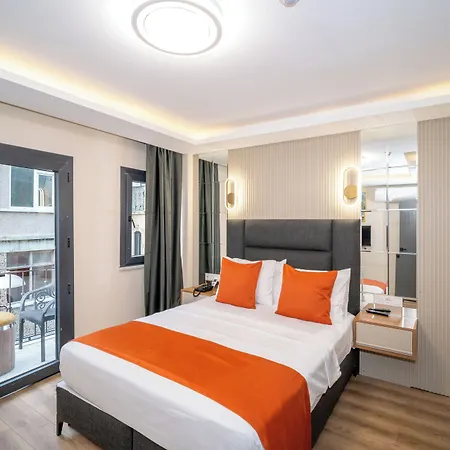 Robin Hotel *