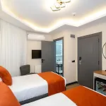 Robin Hotel *