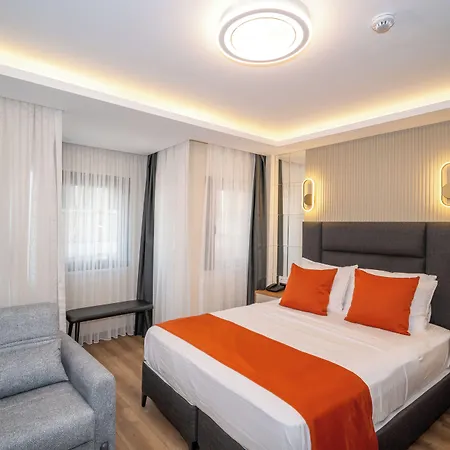 Robin Hotel *